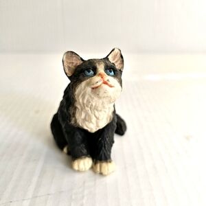 Vintage cat figurine black white blue eyes 3.5 inches tall